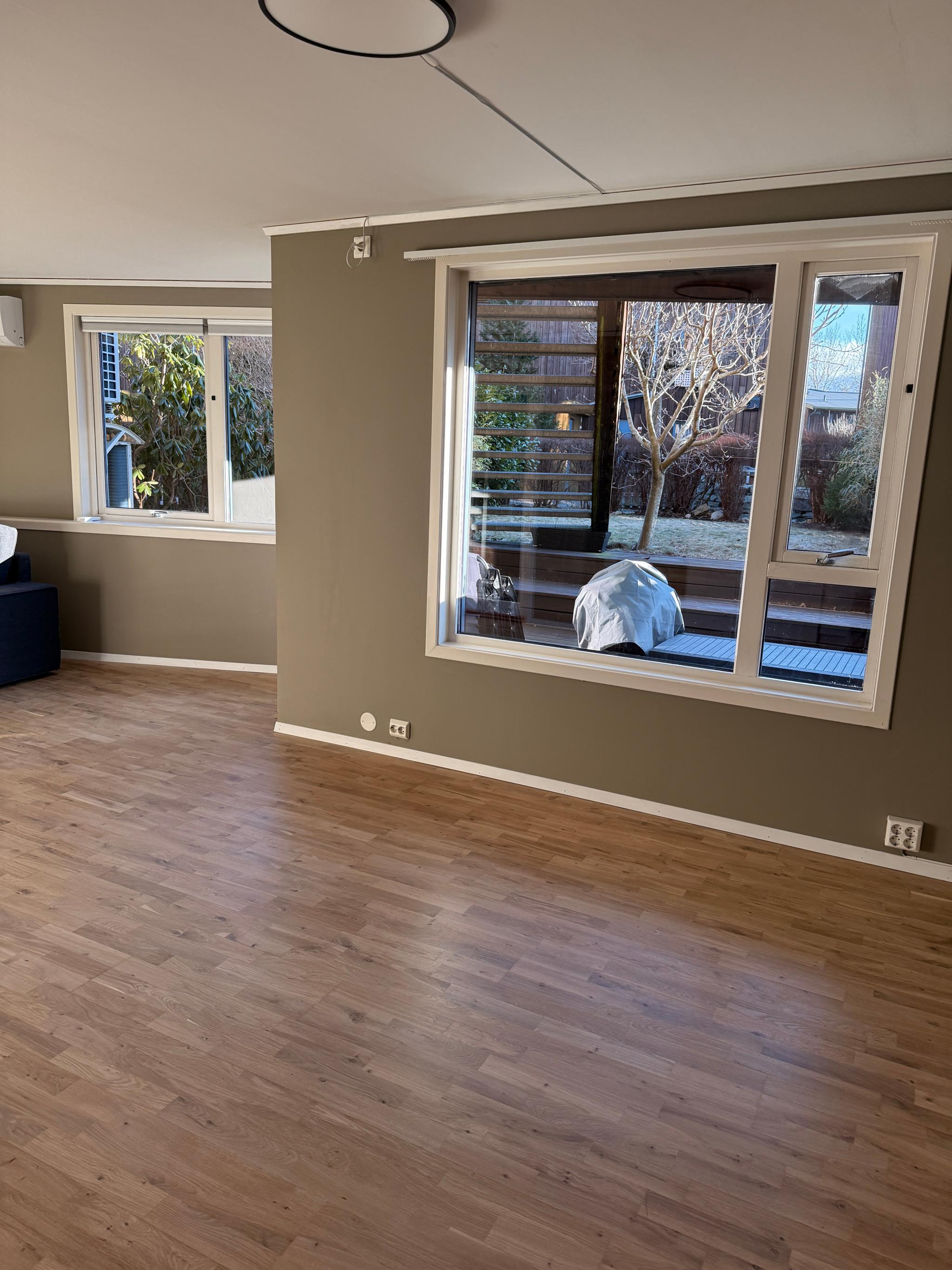 Store vinduer i kjøkken og stue ut til hage